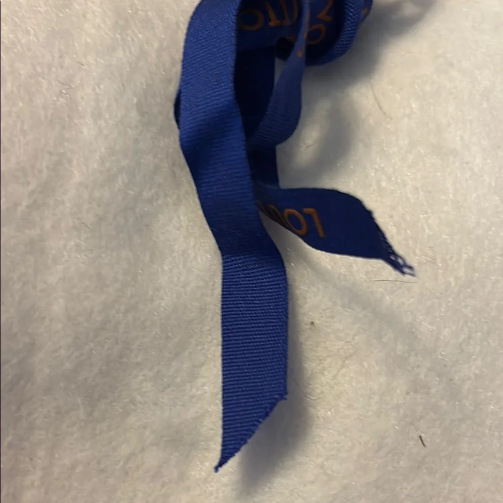 Louis Vuitton Blue Ribbon Set - Picture 2 of 8
